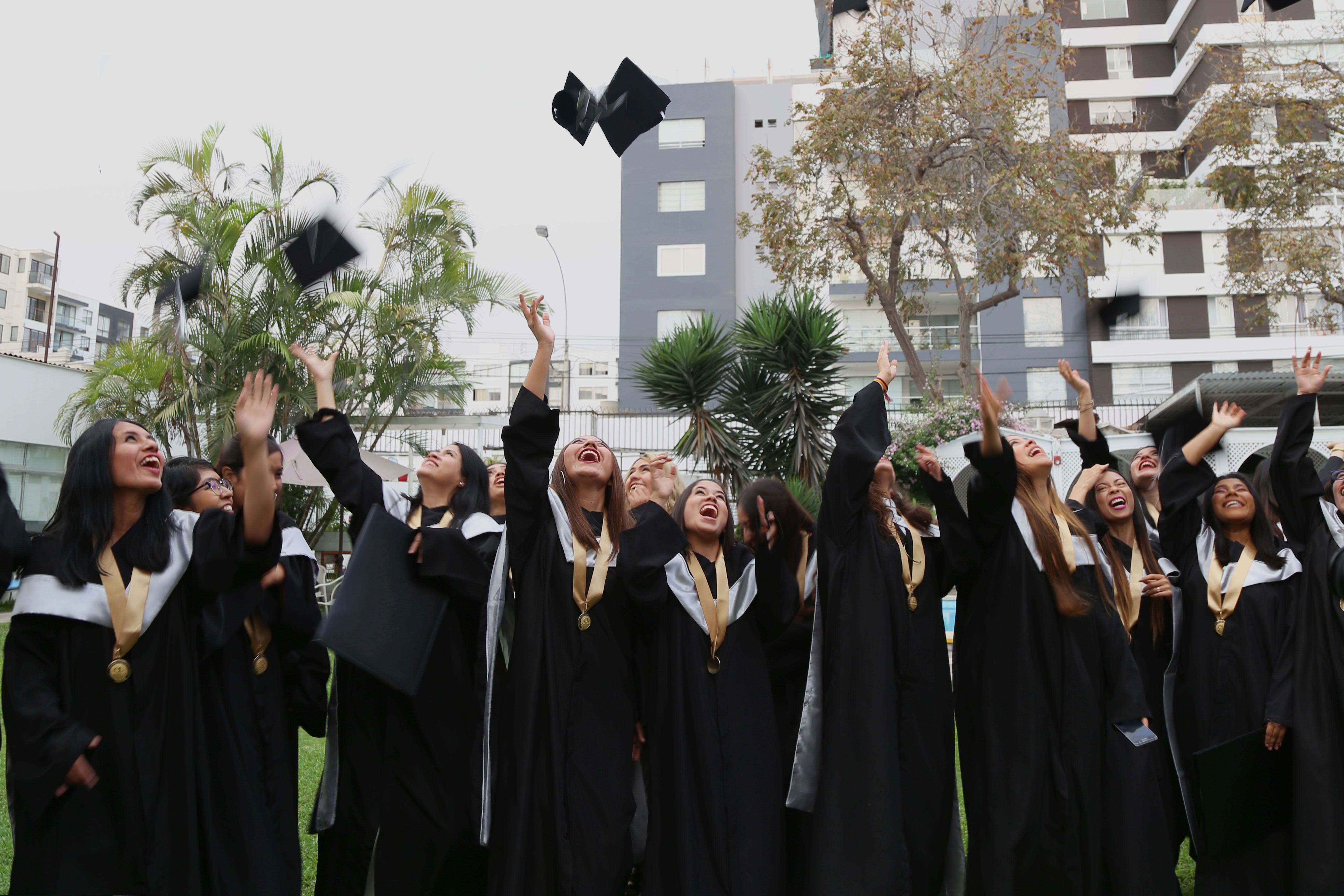 Jóvenes graduadas. Mujeres en su graduación. Graduación carrera profesional Chio Lecca.