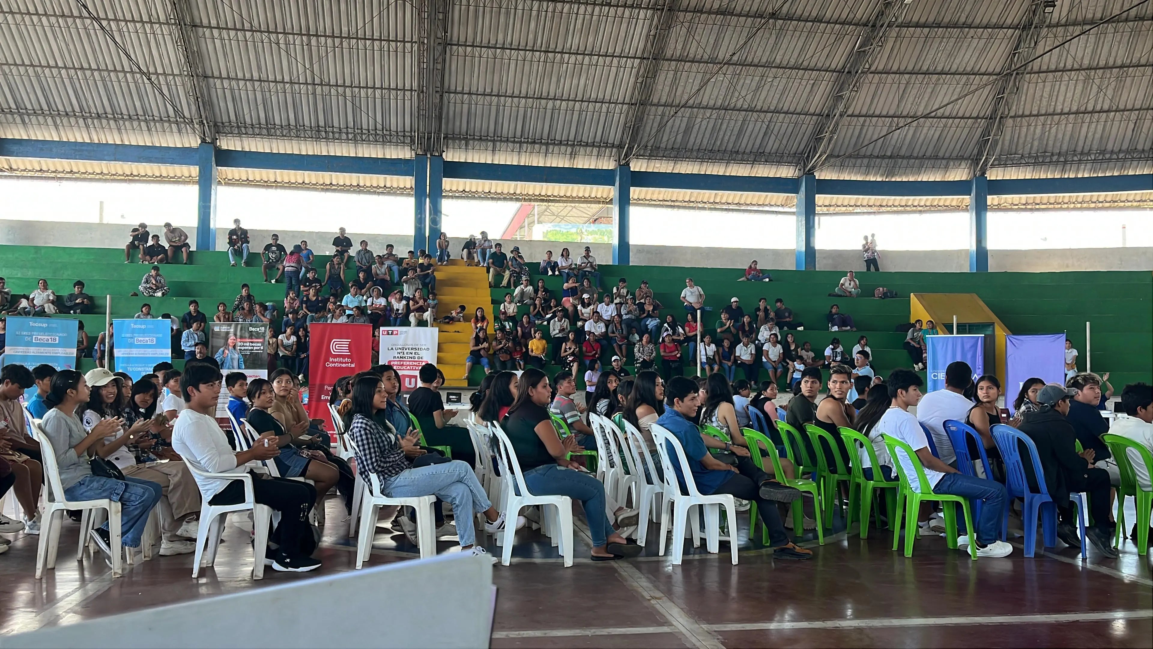 Orientación sobre Beca 18 en Pichanaqui para futuros diseñadores de moda