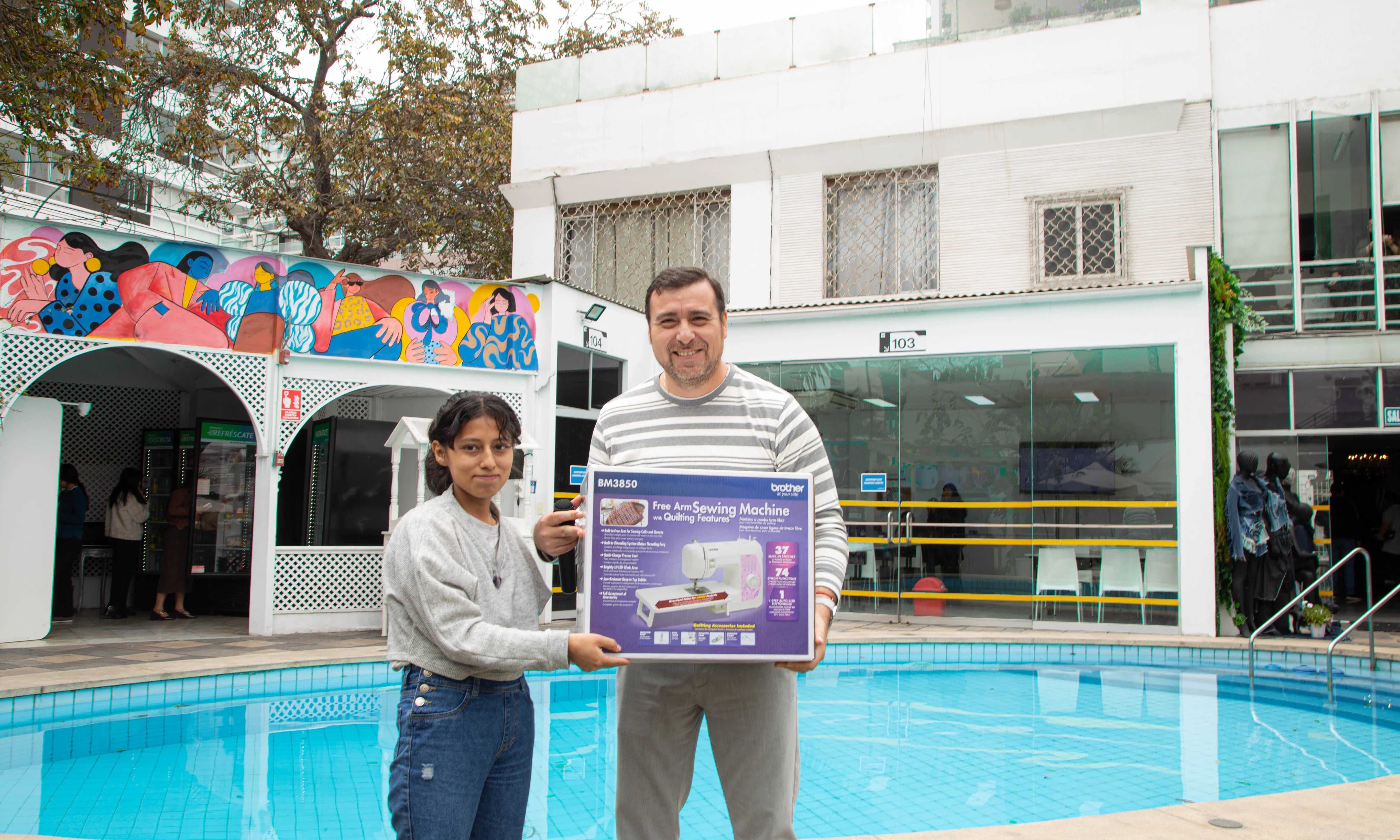 ESTUDIANTE DE DISEÑO DE MODA GANA CONCURSO Y RECIBE UNA MÁQUINA DE COSER