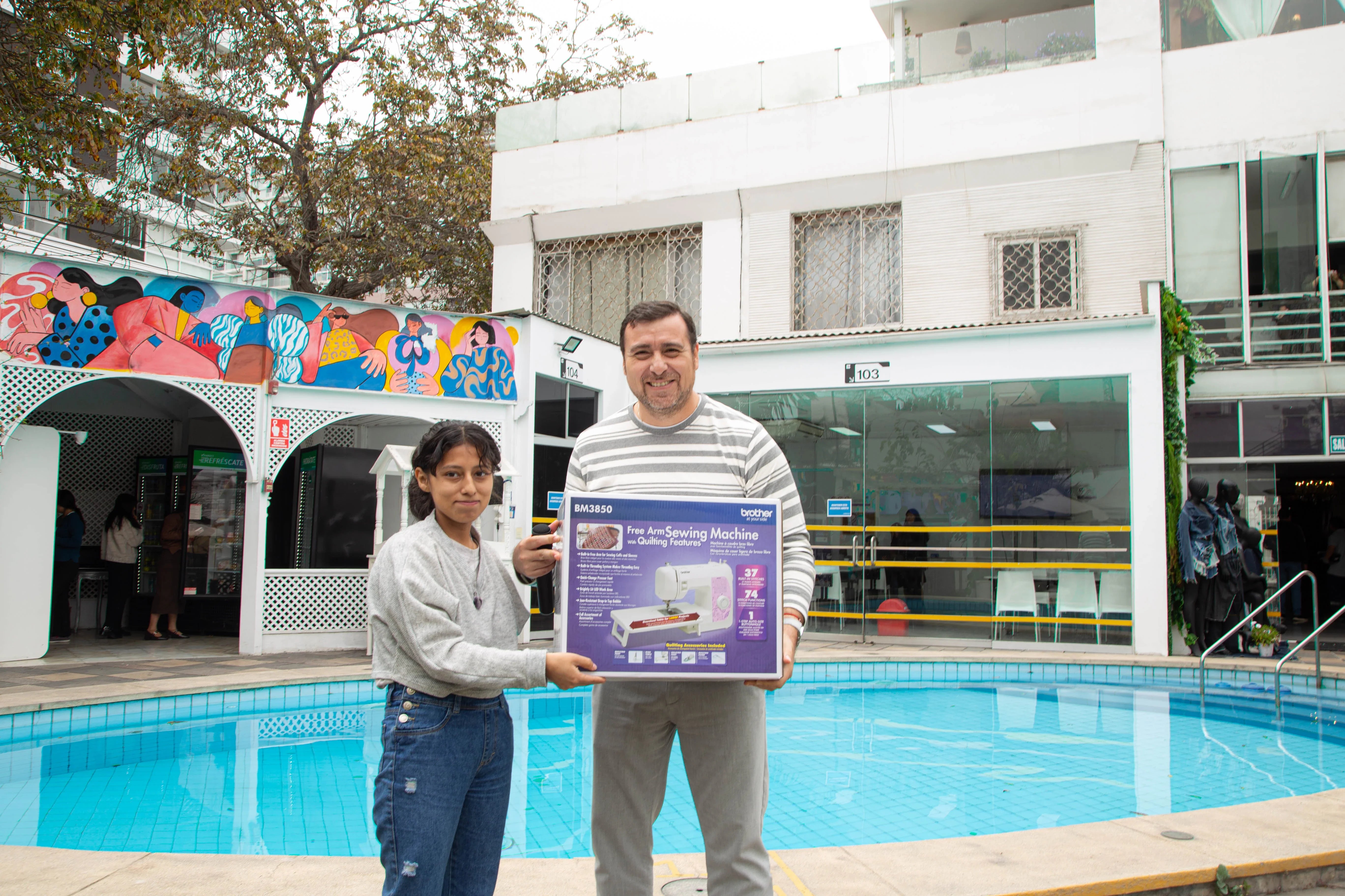 ESTUDIANTE DE DISEÑO DE MODA GANA CONCURSO Y RECIBE UNA MÁQUINA DE COSER