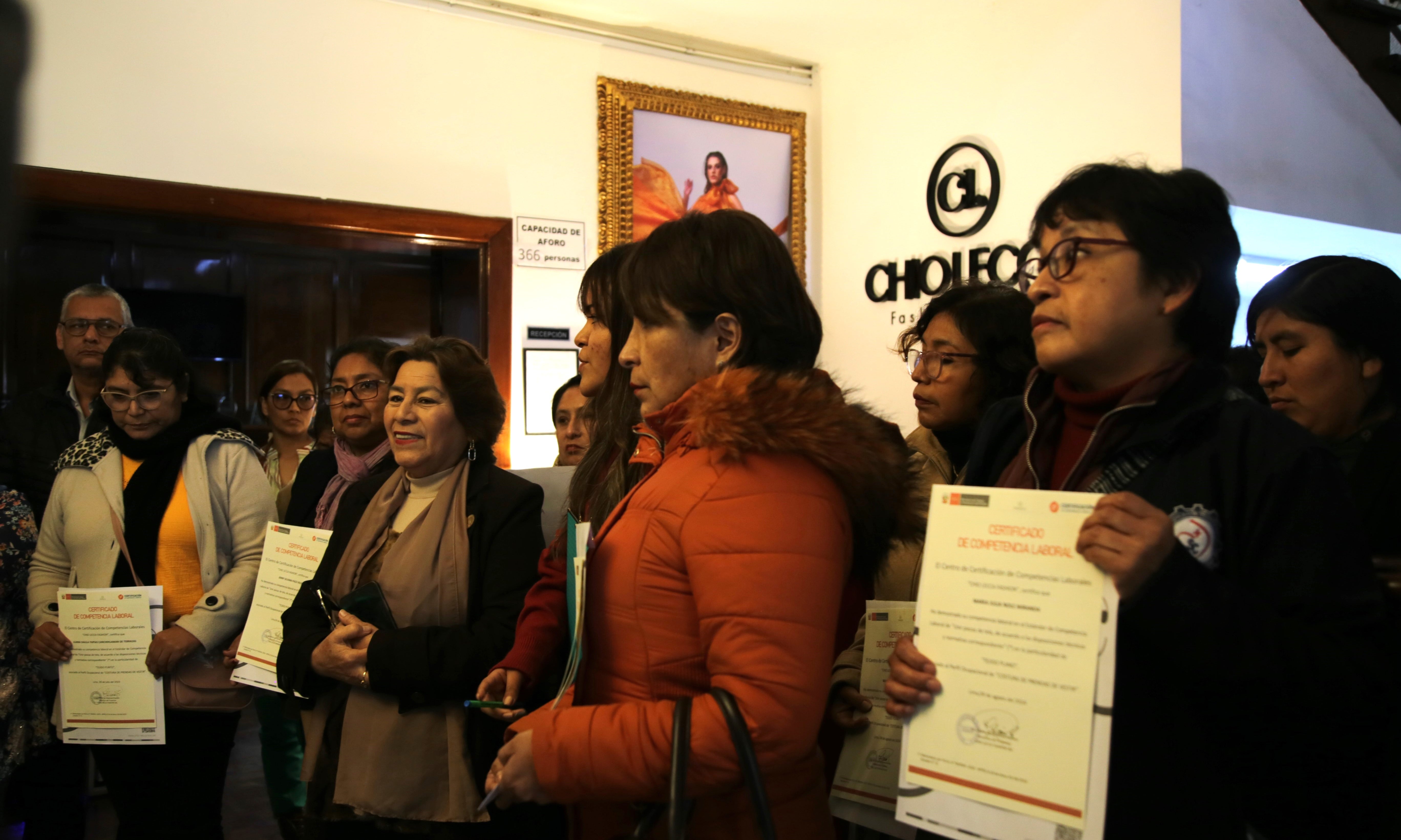 Chio Lecca brinda charla a docentes CETPRO