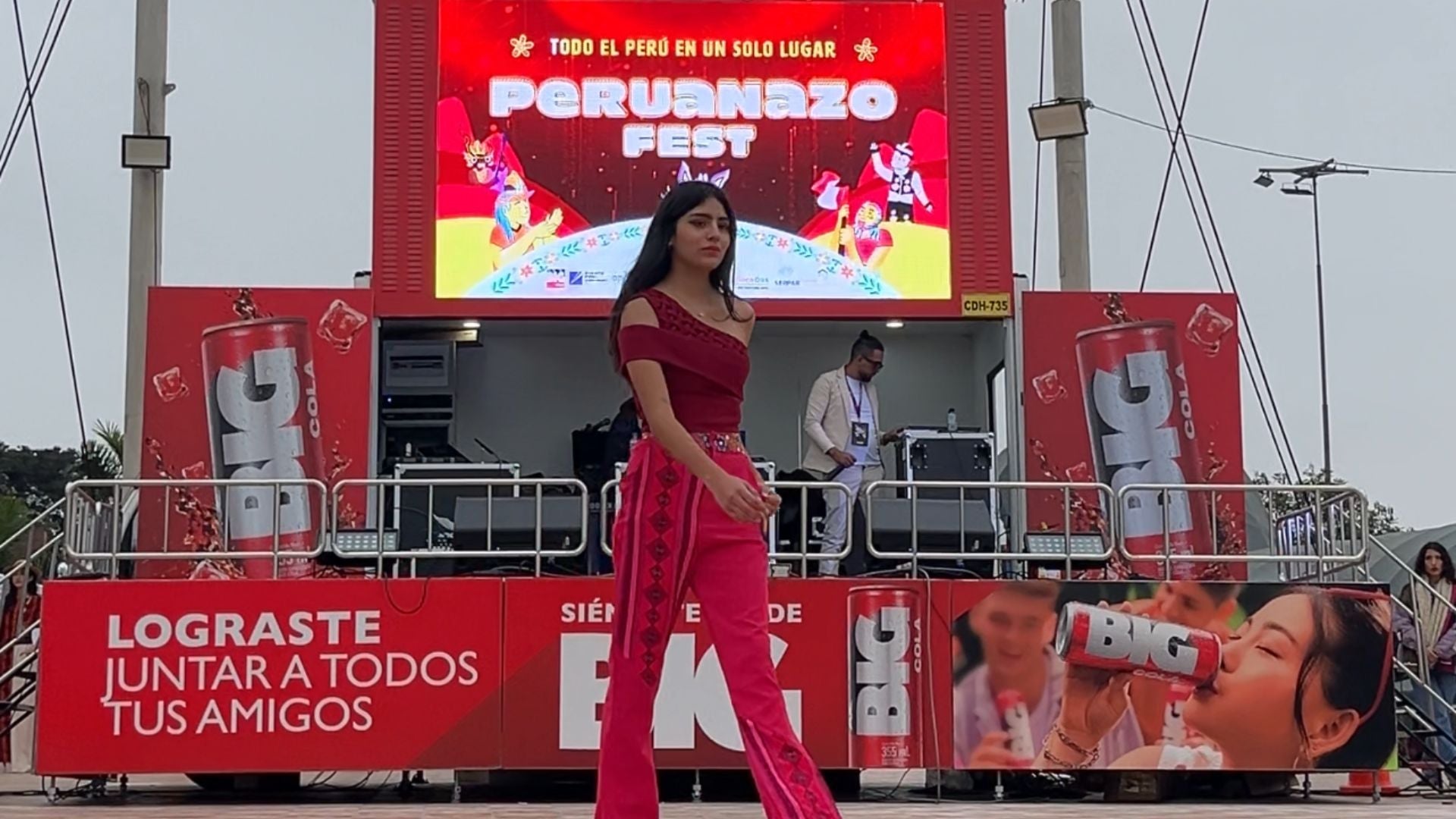 DISEÑOS DE NUESTROS ESTUDIANTES DESFILARON EN LA FERIA PERUANAZO EN EL PARQUE DE LA MURALLA
