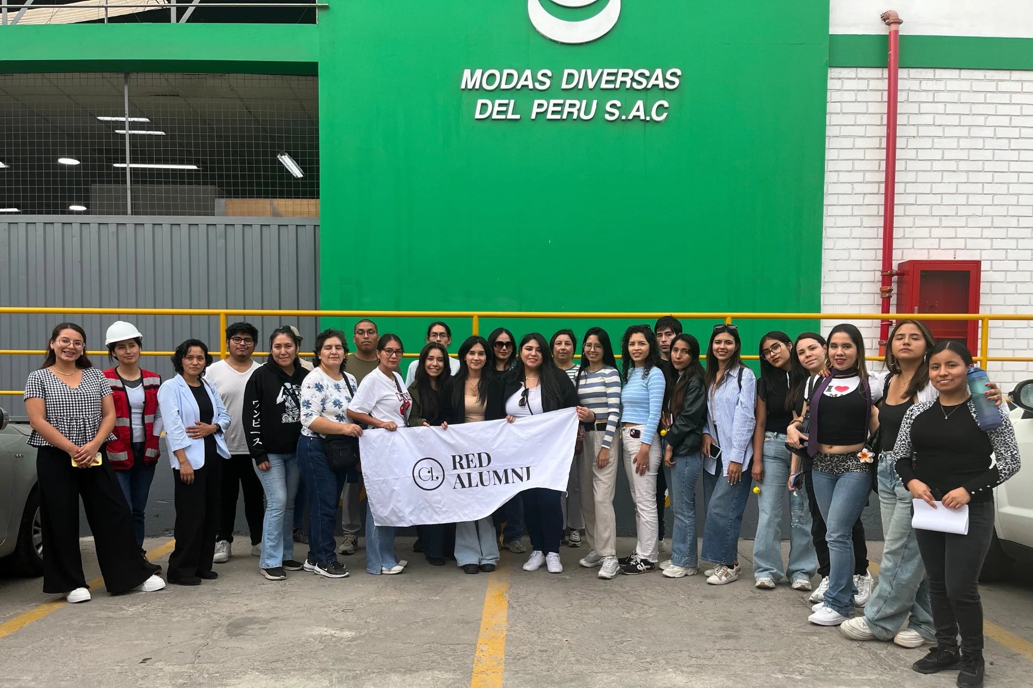 Estudiantes de Chio Lecca Fashion School realizan visita académica a Pionier, empresa líder del sector textil peruano