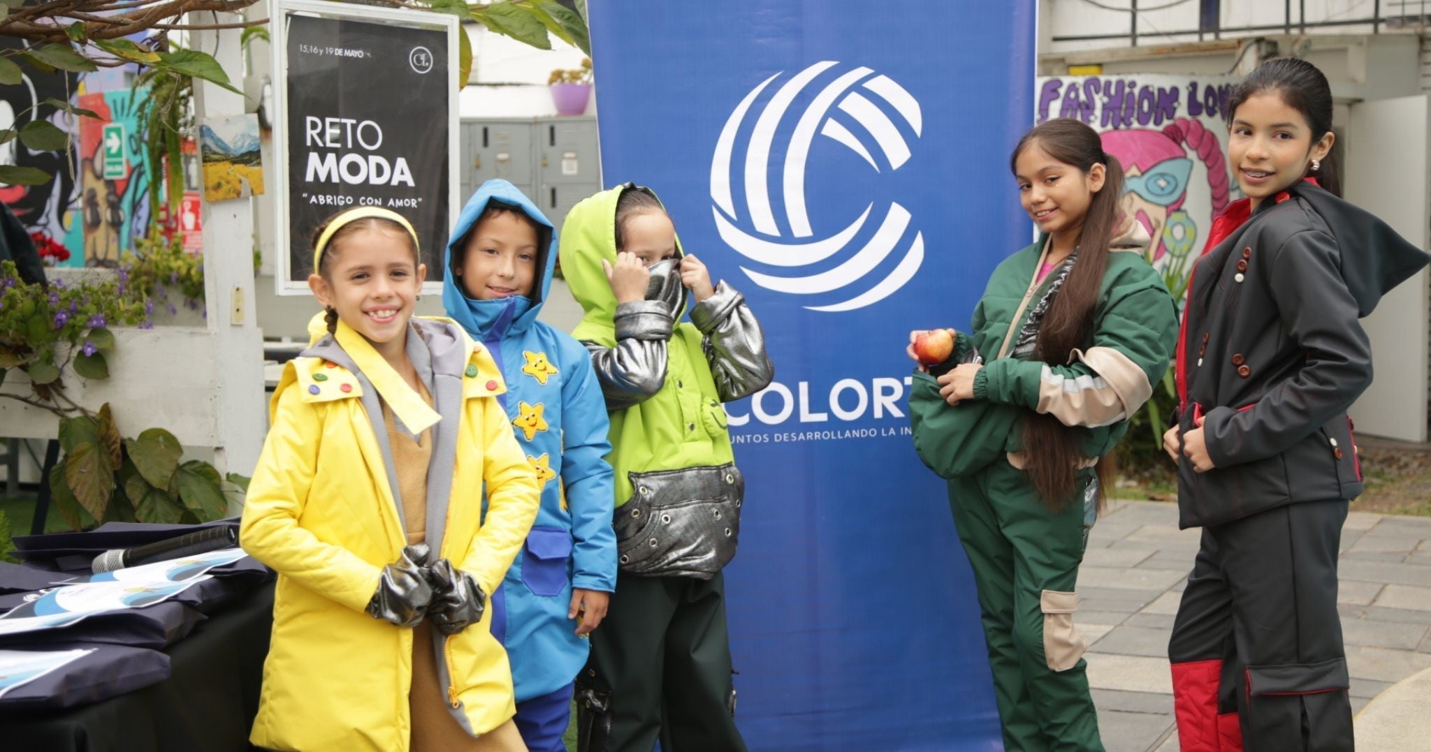 RETO MODA: ESTUDIANTES DE CHIO LECCA DISEÑAN ABRIGOS PARA NIÑOS DE HUANCAVELICA AFECTADOS POR EL FRIAJE
