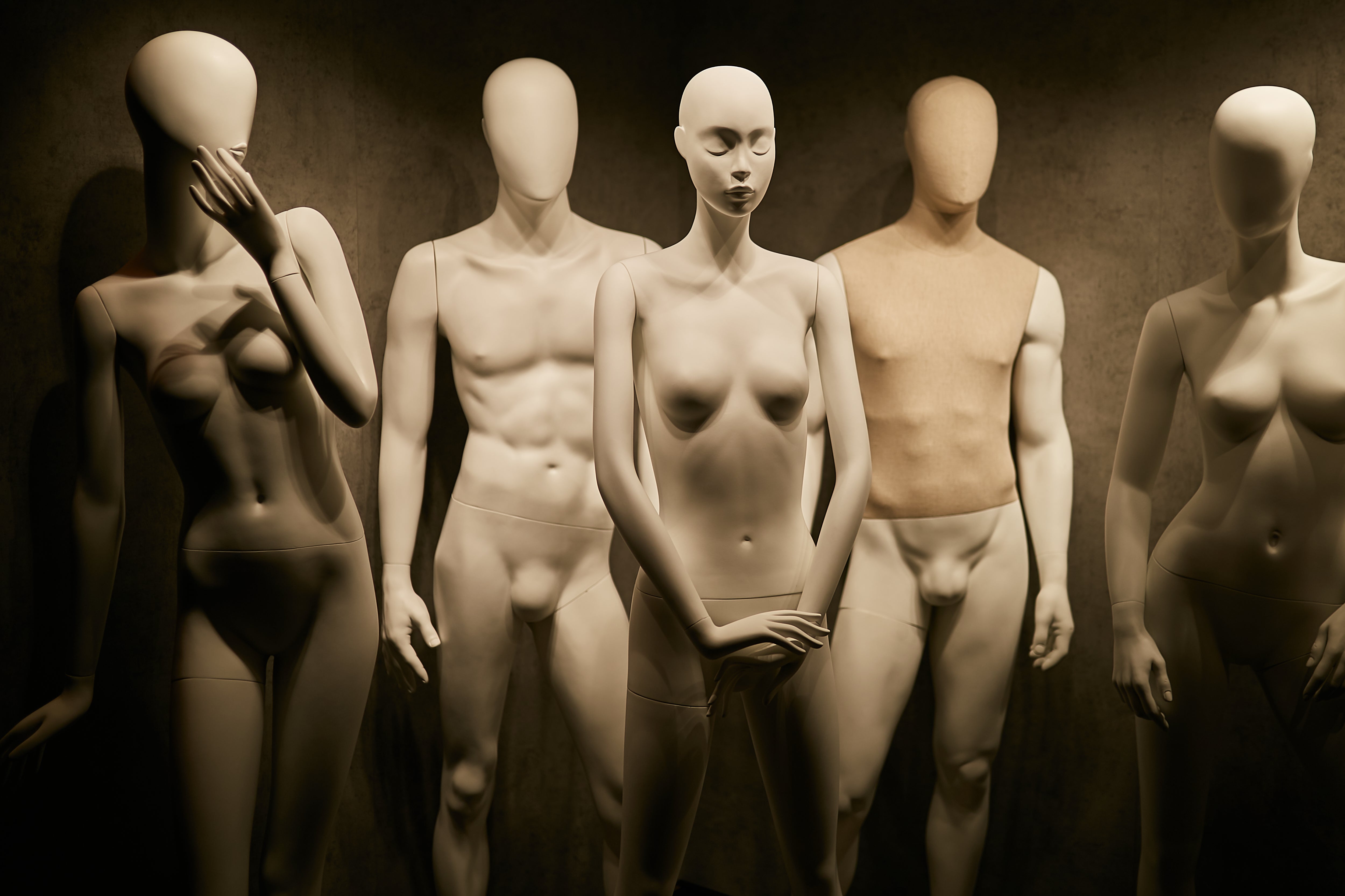 Diseño de escaparate con ropa de invierno en curso escaparatismo y visual merchandising