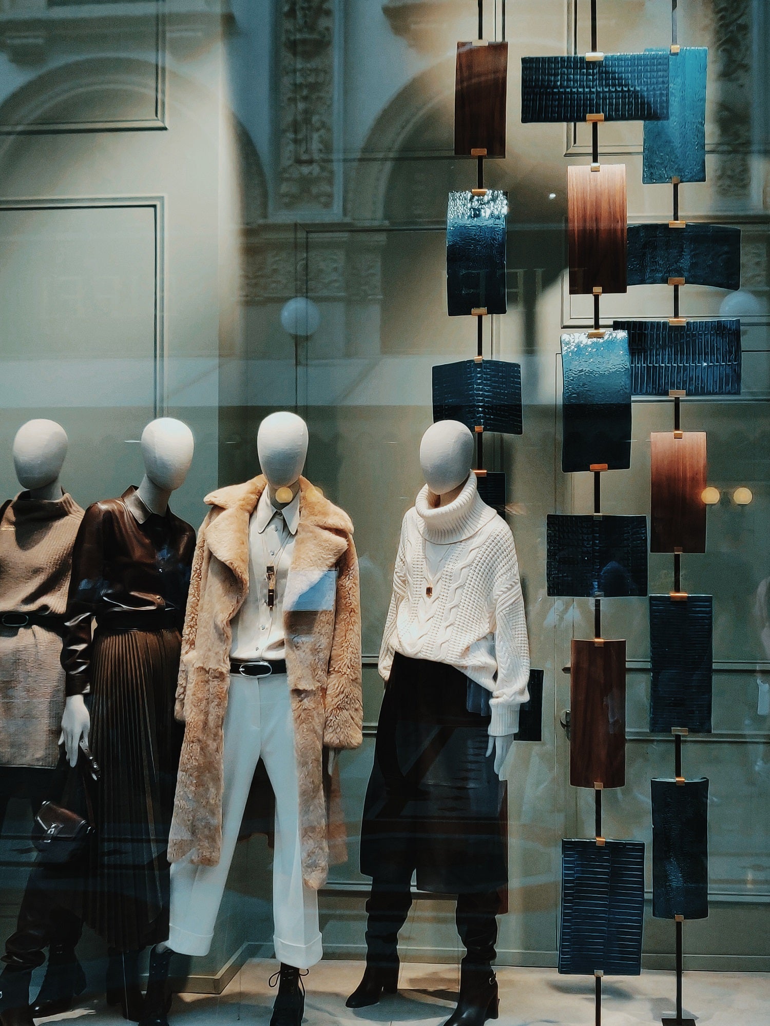Ejemplo de vitrina con maniquíes en curso escaparatismo y visual merchandising