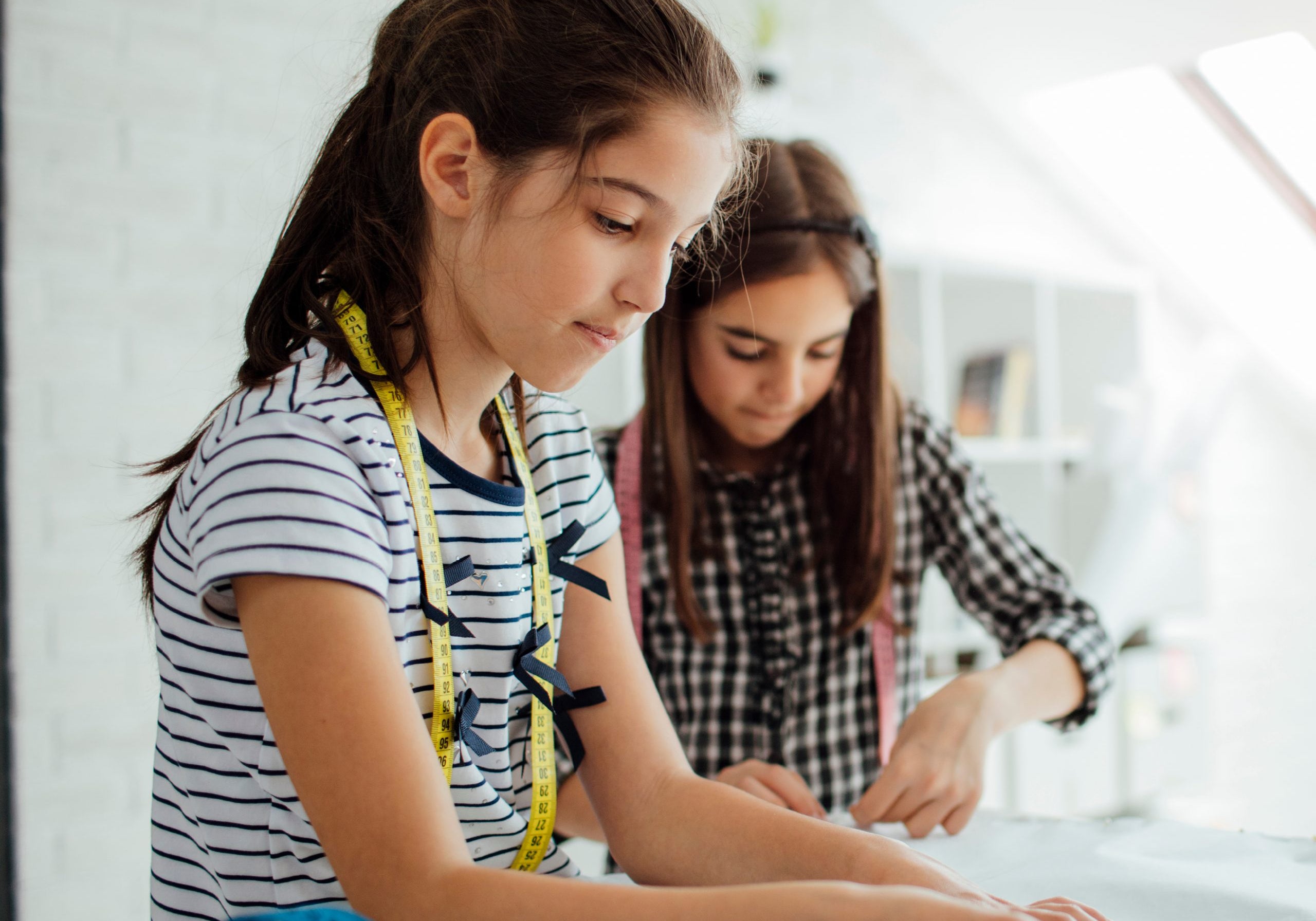 Taller de costura para adolescentes en Chio Lecca: jóvenes aprendiendo diseño y confección