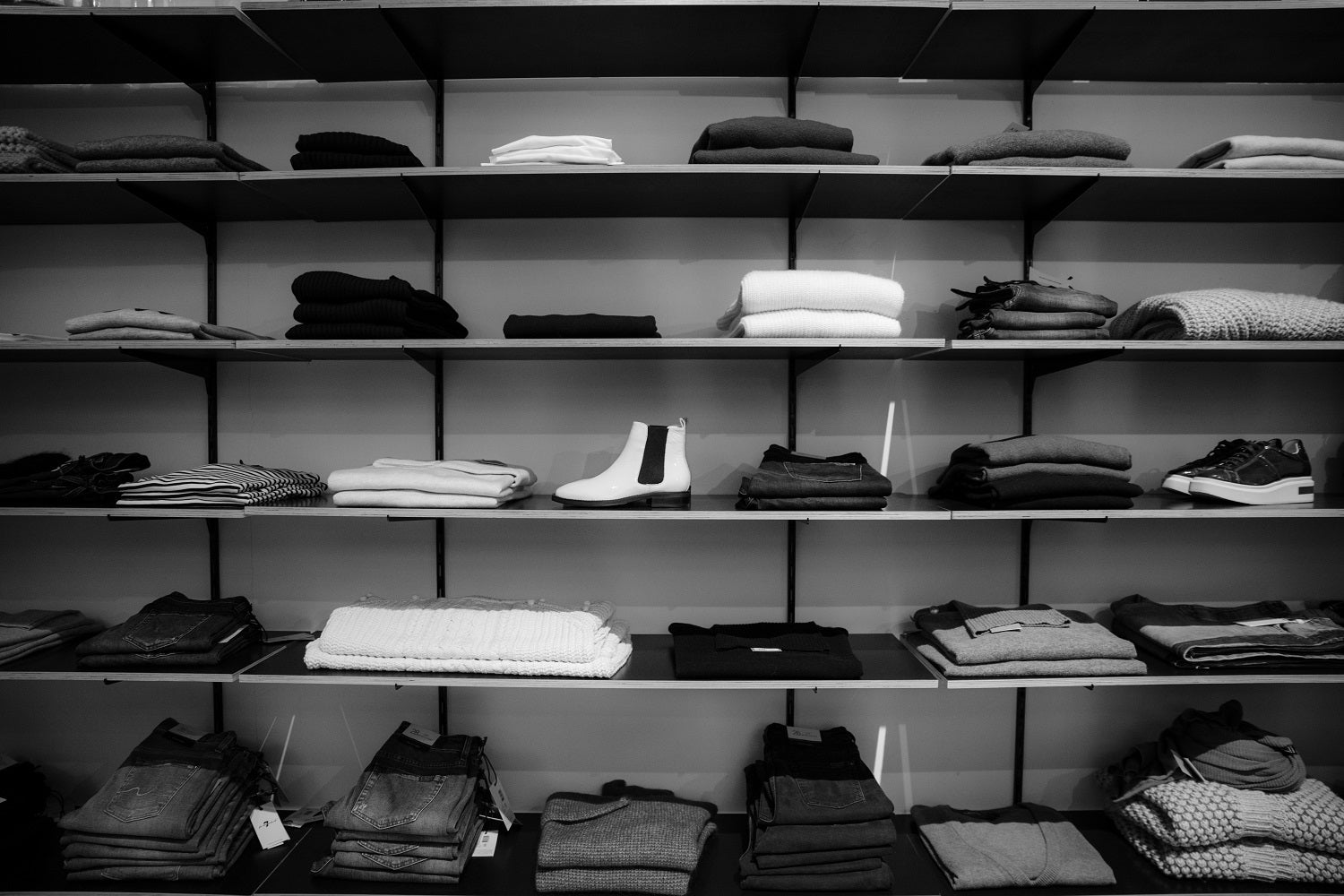 Diseño de estanterías para moda en curso escaparatismo y visual merchandising